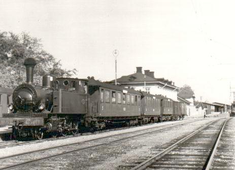 The railway station of Köping in 1951, a mixed train pulled by the steam engine KUJ 11, the former SWB line to the right.